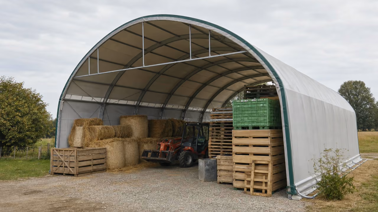 Exploitant inspectant la structure et la bache d un tunnel agricole d occasion